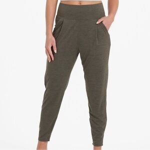 Vuori Lux At Ease Pant Women's Heather Green Performance Pants Size Large